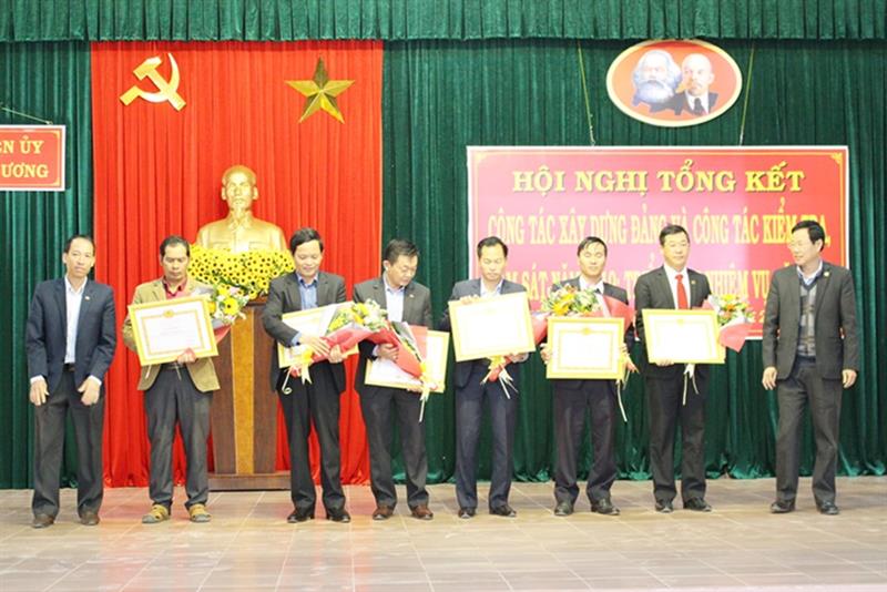 Ban Thường vụ Huyện ủy tặng Giấy khen cho 06 tổ chức cơ sở đảng đạt xuất sắc nhiệm vụ năm 2019
