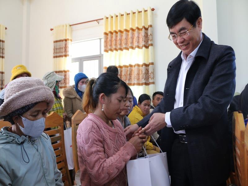 Phó Bí thư Thường trực Tỉnh ủy Lâm Đồng Trần Đình Văn tặng quà Tết cho hộ nghèo xã Đưng K’Nớ