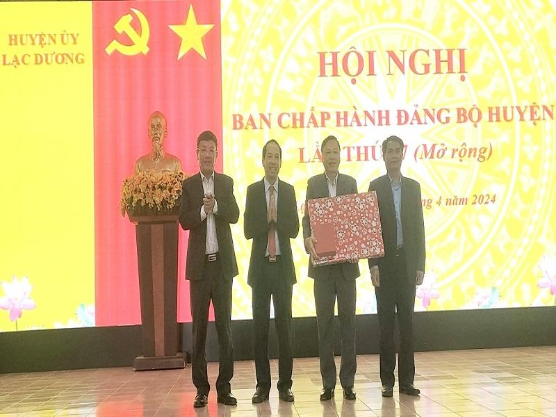 Thường trực Huyện ủy Lạc Dương tặng quà chia tay Ủy viên Ban Chấp hành Đảng bộ huyện