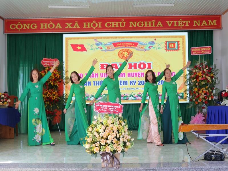 Câu lạc bộ Yoga thị trấn Lạc Dương biểu diễn văn nghệ chào mừng Đại hội