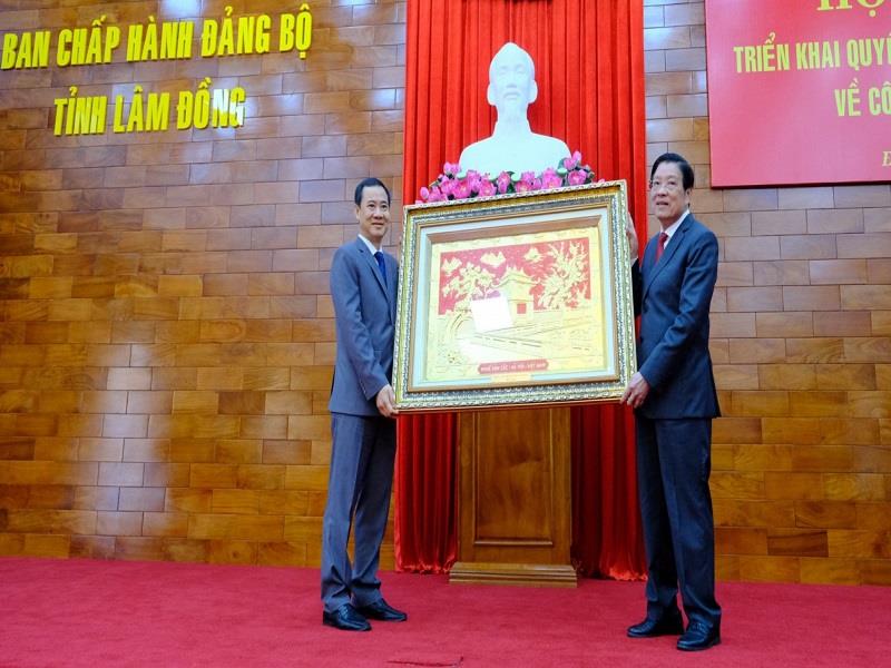 Trưởng ban Nội chính Trung ương tặng tranh chúc mừng đồng chí Nguyễn Thái Học