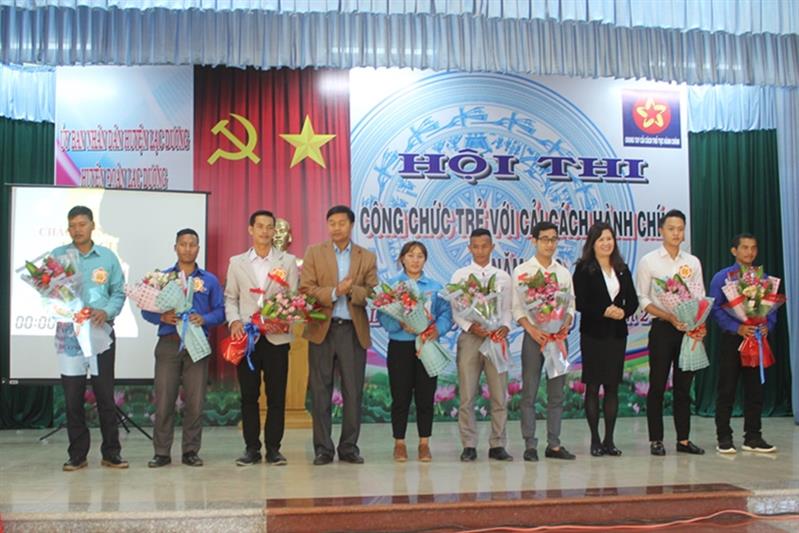 Đồng chí Võ Thị Hảo - Giám đốc Sở KH&CN và đồng chí Cil Poh - PCT UBND huyện Lạc Dương tặng hoa chào mừng các Đội thi tham gia Hội thi năm 2019