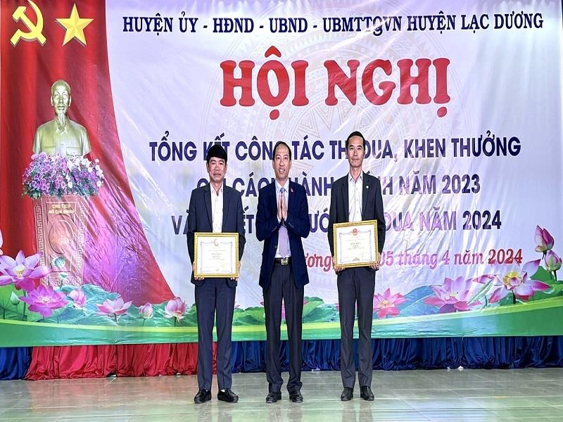 Đồng chí Sử Thanh Hoài - Bí thư Huyện ủy, Chủ tịch HĐND huyện trao Bằng khen của UBND tỉnh cho các tập thể