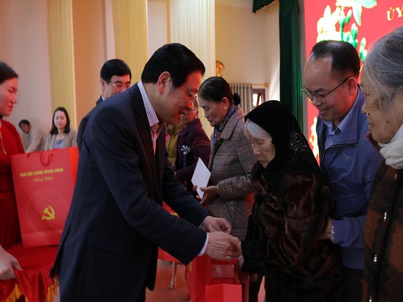 Trưởng Ban Nội chính Trung ương Phan Đình Trạc tặng quà cho gia đình người có công huyện Lạc Dương