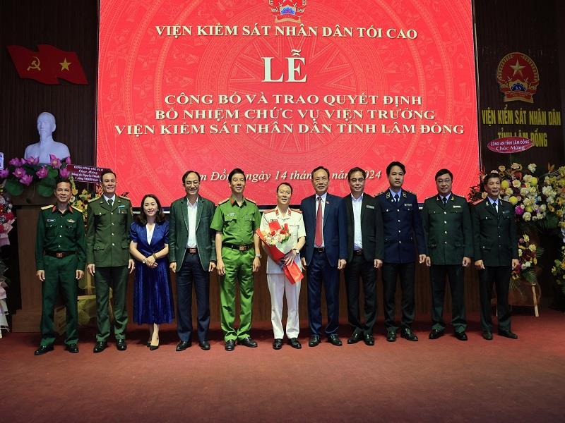 Đồng chí Nguyễn Thành Minh chụp hình lưu niệm với lãnh đạo trung ương và địa phương