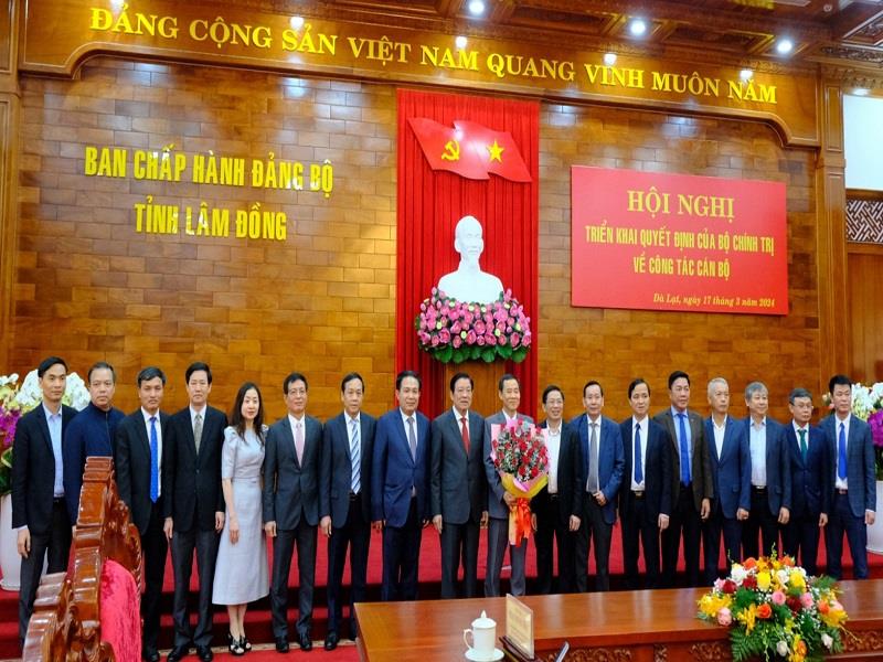 Các đồng chí lãnh đạo Ban Nội chính Trung ương chụp ảnh lưu niệm cùng đồng chí Nguyễn Thái Học