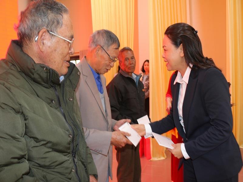 Phó Chủ tịch, Tổng Thư ký Ủy ban Trung ương MTTQ Việt Nam Nguyễn Thị Thu Hà tặng quà Tết cho gia đình chính sách huyện Lạc Dương