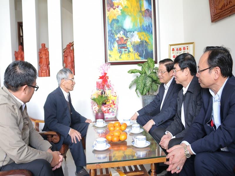 Trưởng Ban Nội chính Trung ương Phan Đình Trạc và lãnh đạo tỉnh Lâm Đồng ân cần thăm hỏi sức khỏe thương binh Vũ Văn Hanh