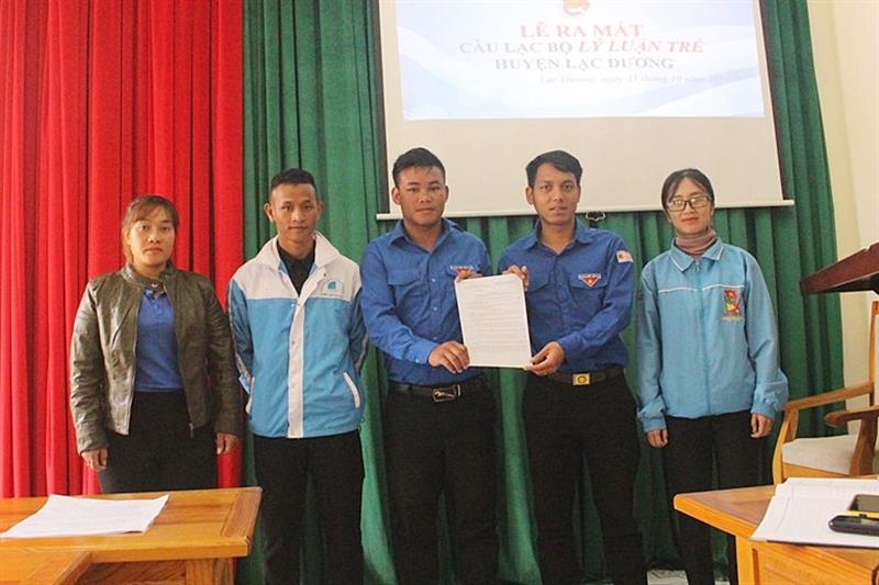 Đồng chí Trần Phương Anh - Phó Bí thư Huyện đoàn (ngoài cùng bên phải) làm Chủ nhiệm Câu lạc bộ Lý luận trẻ huyện Lạc Dương