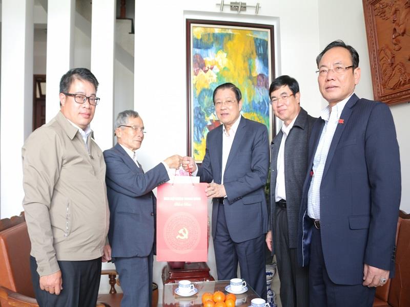 Trưởng Ban Nội chính Trung ương Phan Đình Trạc tặng quà Tết cho thương binh Vũ Văn Hanh