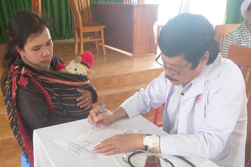 Các bác sỹ khám bệnh, cấp thuốc cho bà con nhân dân xã Đạ Nhim