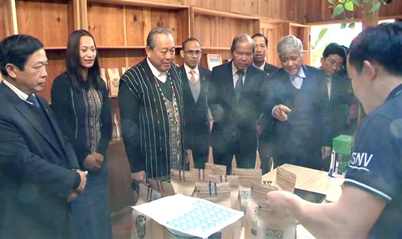 Đoàn tới thăm mô hình sản xuất cà phê của người Cơ Ho, với thương hiệu K’Ho Coffee