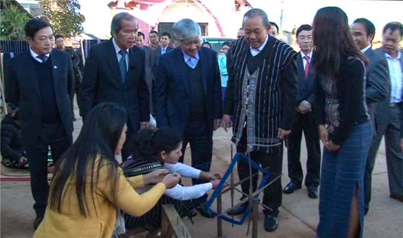 Phó Thủ tướng Chính phủ Trương Hòa Bình đến thăm một số gia đình dệt thổ cẩm truyền thống