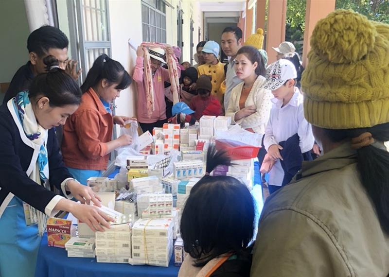 Đoàn Y - Bác sỹ Bệnh viện Quân Dân Y miền Đông cấp thuốc miễn phí cho bà con nhân dân xã Đạ Chais
