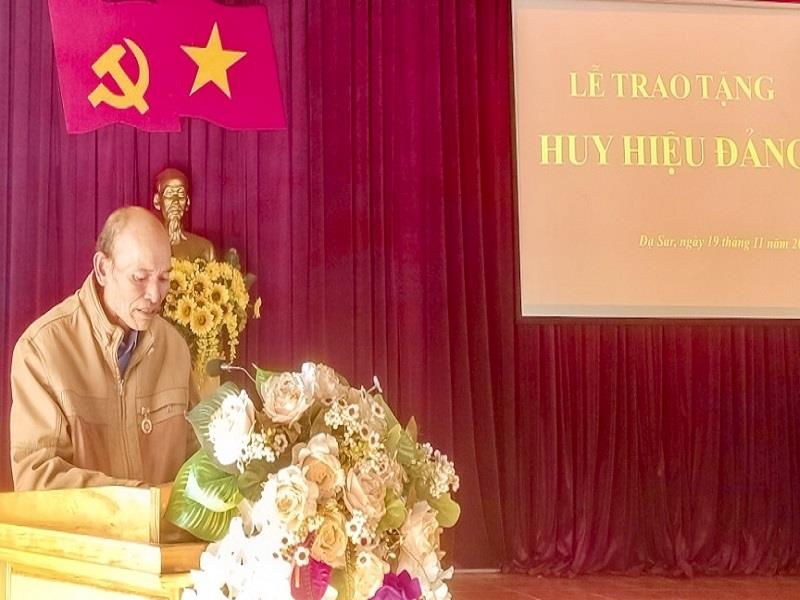Đồng chí Kră Jăn Ha Bằng phát biểu cảm tưởng tại buổi Lễ