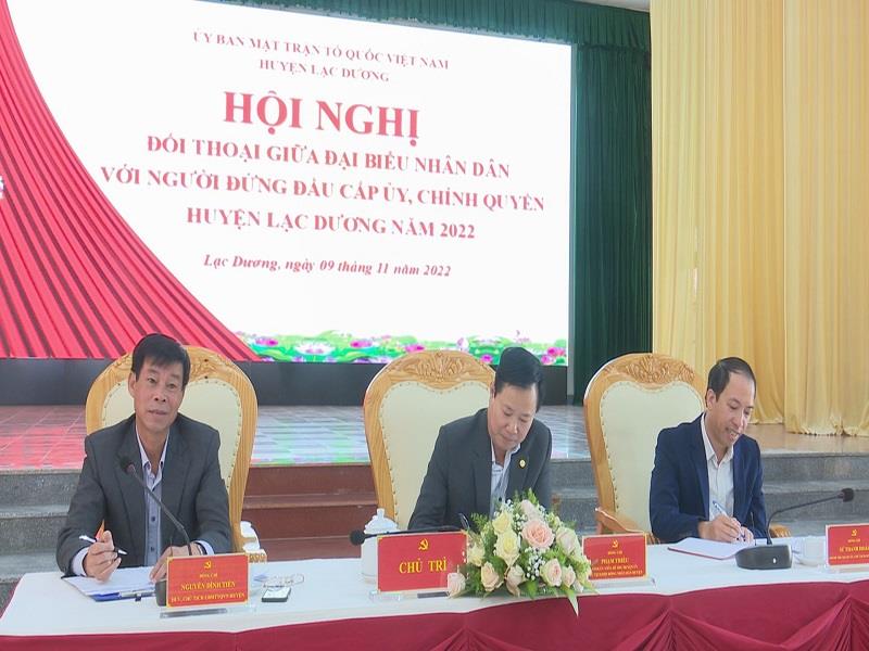 Các đồng chí chủ trì hội nghị đối thoại giữa đại biểu Nhân dân với người đứng đầu cấp ủy, chính quyền huyện Lạc Dương