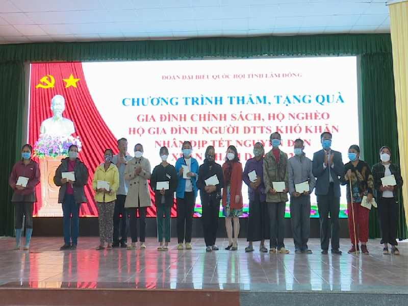 Đồng chí Nguyễn Tạo (thứ tư trái ảnh) tặng quà Tết cho bà con gia đình chính sách, hộ nghèo, hộ gia đình người DTTS khó khăn