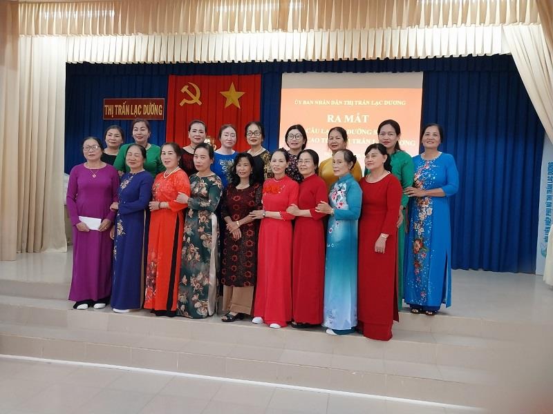 Các hội viên Câu lạc bộ dưỡng sinh người cao tuổi thị trấn Lạc Dương tại buổi ra mắt Câu lạc bộ