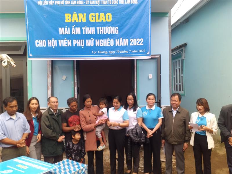 Chị Păng Ting K’ Grin (đứng thứ 5 từ trái qua) trong buổi lễ trao tặng “mái ấm tình thương” năm 2022