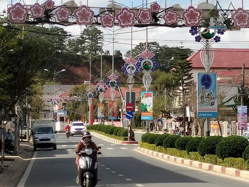 Đường phố tại khu vực trung tâm huyện Lạc Dương đã sẵn sàng chào đón Festival hoa Đà Lạt năm 2022