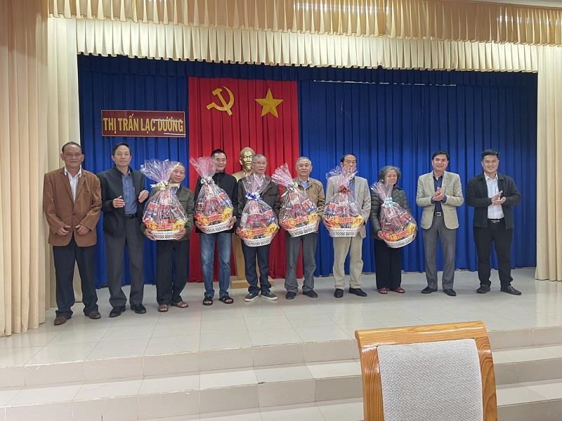 Đồng chí Đỗ Khắc Lợi - Phó Chủ tịch HĐND huyện (đứng thứ 2 phải ảnh) tặng quà và chúc tết các gia đình chính sách tiêu biểu, hộ gia đình đặc biệt khó khăn tại thị trấn Lạc Dương
