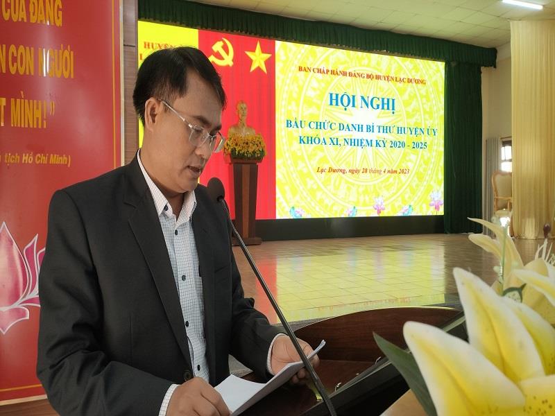 Đồng chí Ya Tiong - Phó Bí thư Thường trực Huyện ủy phát biểu khai mạc hội nghị