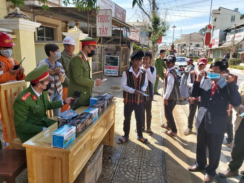 Cấp phát miễn phí khẩu trang y tế cho người dân và học sinh tại thị trấn Lạc Dương