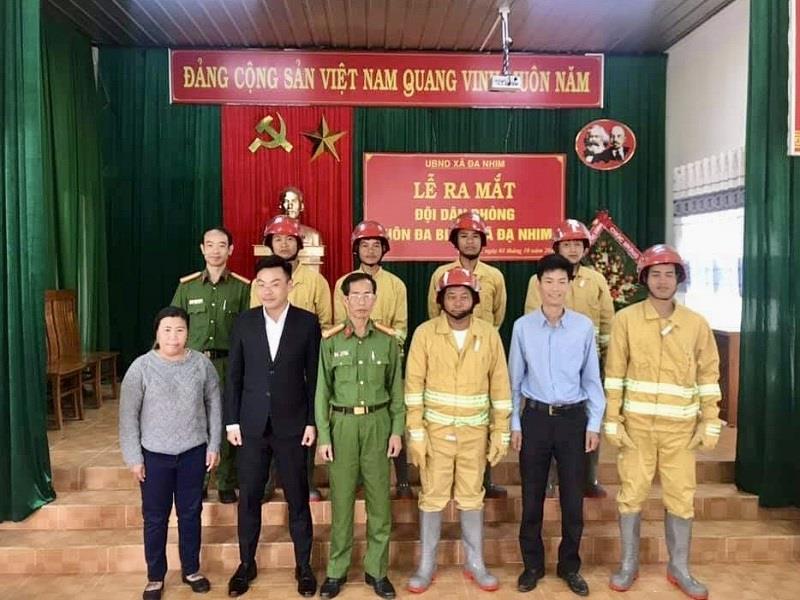 Đội dân phòng thôn Đablah chụp ảnh lưu niệm cùng đại diện lãnh đạo Công an huyện, cấp ủy, chính quyền xã Đạ Nhim