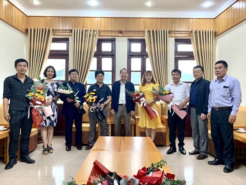 Đồng chí Sử Thanh Hoài (đứng giữa ảnh) tặng hoa chúc mừng Chi hội Doanh nghiệp Lạc Dương