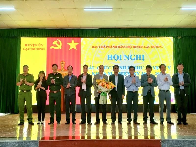 Các đồng chí Ủy viên Ban Thường vụ Huyện ủy tặng hoa chúc mừng đồng chí Sử Thanh Hoài được bầu giữ chức Bí thư Huyện ủy