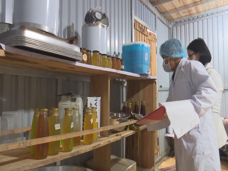 Anh Long Đinh Ha Ôn - Tổ phó Tổ hợp tác mật ong PơKao giới thiệu quy trình đóng gói và các sản phẩm mật ong rừng Pơ Kao