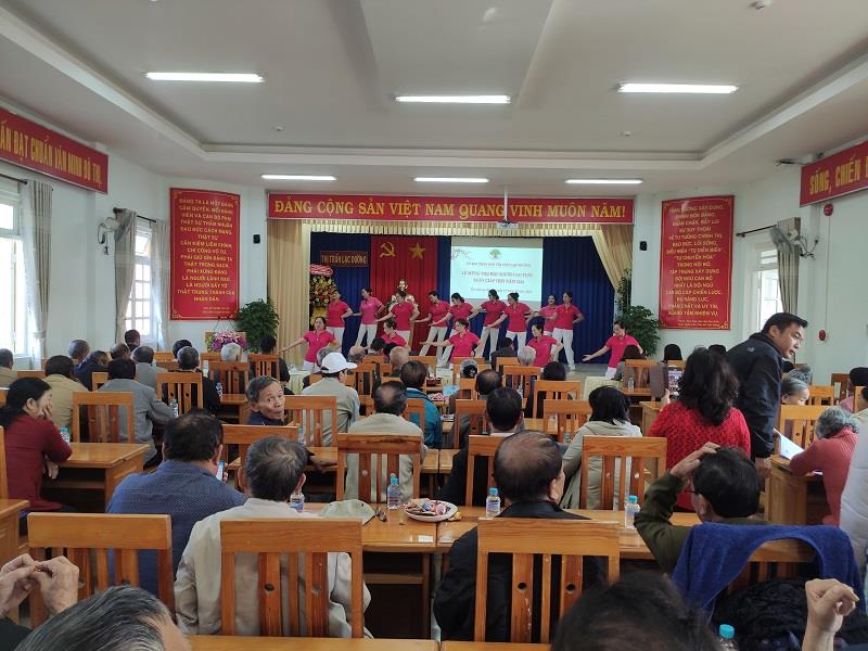 Các hội viên Câu lạc bộ dưỡng sinh thị trấn Lạc Dương biểu diễn bài thể dục dưỡng sinh