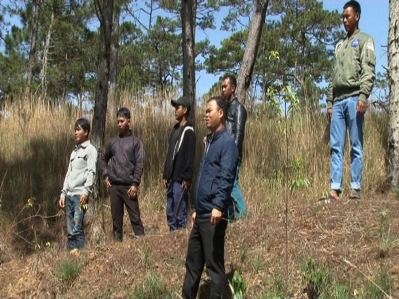 Các thành viên trong tổ luân phiên trực, tuần tra bảo vệ rừng