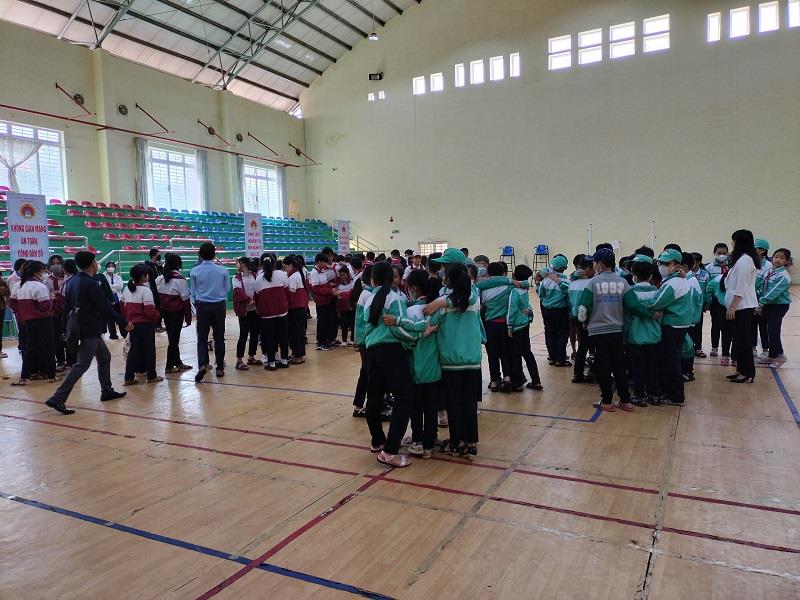 ​​​​​​​Các em học sinh, thiếu nhi sôi nổi tham gia các trò chơi vận động do Đoàn thanh niên huyện tổ chức