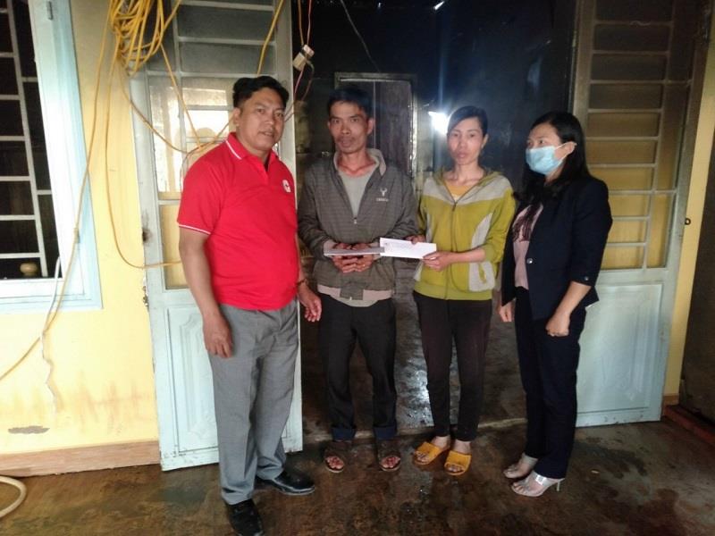 Đại diện Hội Chữ thập đỏ huyện đã kịp thời đến động viên, trao hỗ trợ cho gia đình chị Trịnh Thị Hảo ngay sau vụ cháy