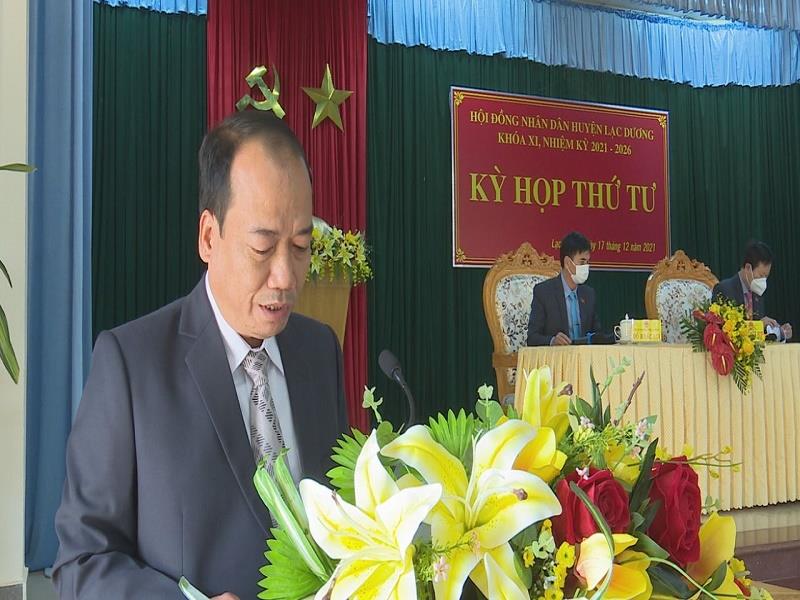 Đồng chí Lê Chí Quang Minh - Phó Chủ tịch UBND huyện thông qua một số báo cáo và tờ trình tại kỳ họp