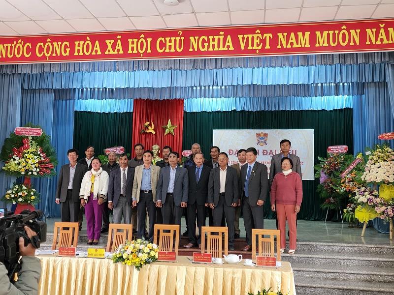 Ban Đoàn kết Công giáo huyện Lạc Dương nhiệm kỳ 2022 - 2027 chụp ảnh lưu niệm với các đồng chí lãnh đạo huyện