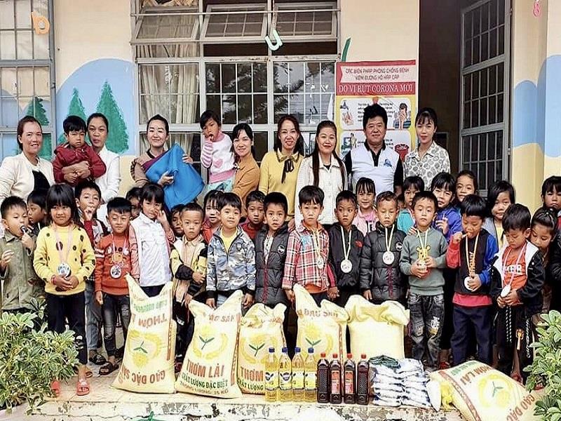 Trao tặng gạo cùng các nhu yếu phẩm tại trường Mầm non Long Lanh xã Đạ Chais