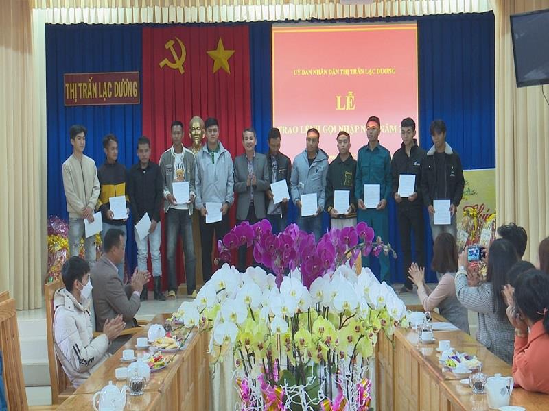 Thị trấn Lạc Dương tặng quà động viên thanh niên trúng tuyển trước ngày lên đường nhập ngũ