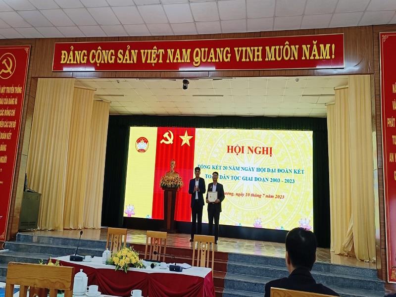 Đồng chí Phó Chủ tịch Ủy ban MTTQ Việt Nam tỉnh trao tặng Kỷ niệm chương “Vì sự nghiệp Đại đoàn kết dân tộc” cho đồng chí Phó Bí thư Thường trực Huyện ủy