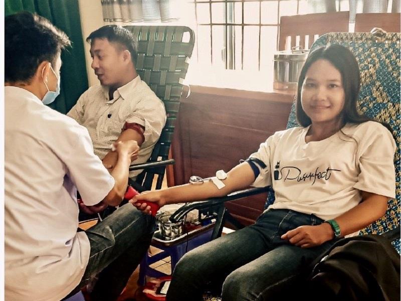 Các bạn trẻ đã rất vui vẻ khi tham gia hiến máu