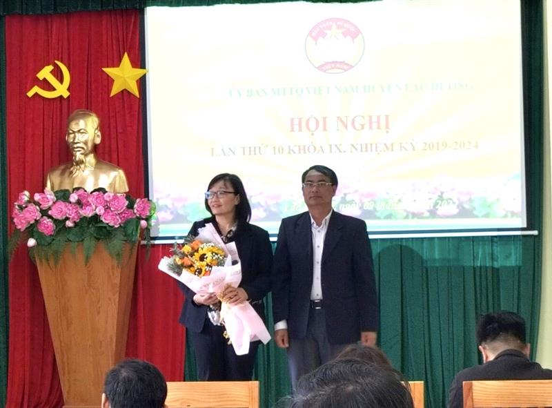 Đồng chí Phó Bí thư Thường trực Huyện ủy tặng hoa chúc mừng đồng chí Nguyễn Thụy Thu Thủy