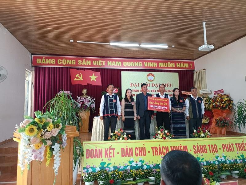 Ủy ban MTTQ Việt Nam huyện Lạc Dương chúc mừng Đại hội và trao tặng kinh phí cho Ủy ban MTTQ Việt Nam xã Đạ Sar hỗ trợ xây nhà đại đoàn kết