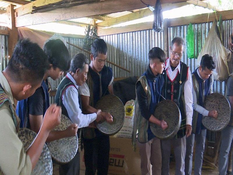 Già làng Ha Liêng truyền dạy cho thế hệ trẻ về kỹ năng đánh cồng chiêng - Ảnh: Anh Tuấn