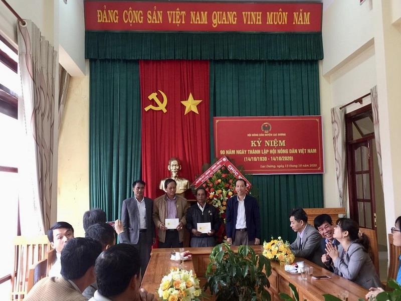 Anh Kra Jăn Ha Viên (đứng thứ 2 từ phải sang) được nhận Kỷ niệm chương tại Lễ kỷ niệm 90 năm Ngày thành lập Hội Nông dân Việt Nam