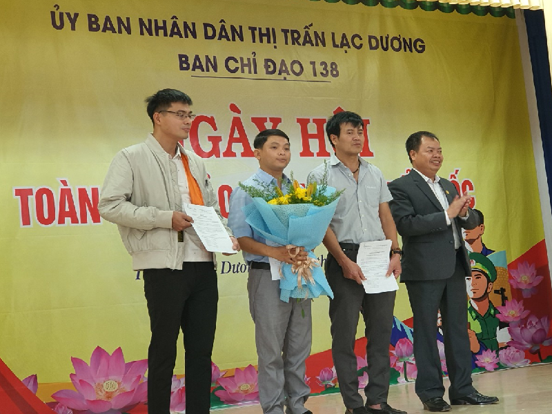 Lãnh đạo UBND thị trấn Lạc Dương trao quyết định thành lập mô hình “Tổ liên gia ATPCCC” trên địa bàn tổ dân phố Hợp Thành