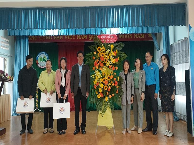 Lãnh đạo Liên đoàn lao động tỉnh và huyện tặng quà cho giáo viên tại Trường Tiểu học xã Lát