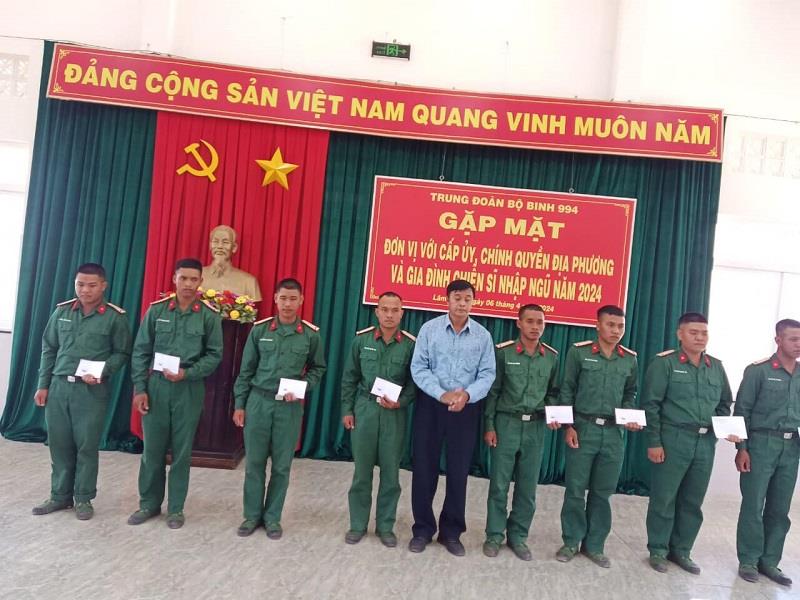 Đồng chí Cil Poh - Phó Chủ tịch UBND huyện Lạc Dương tặng quà động viên cho các chiến sỹ mới