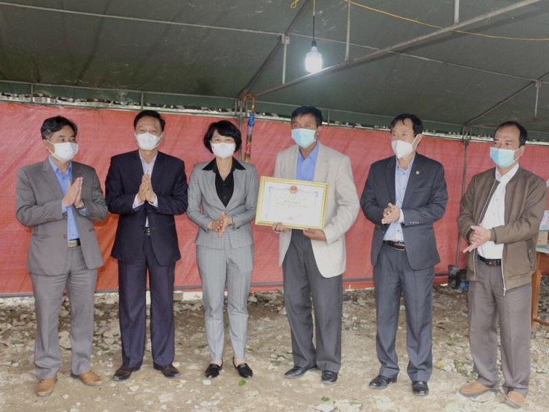Trưởng ban Dân vận Tỉnh ủy trao tặng Bằng khen của Chủ tịch UBND tỉnh cho cán bộ, nhân dân huyện Lạc Dương và chốt kiểm soát phòng, chống dịch xã Đạ Chais