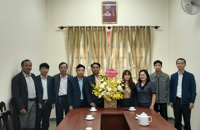 Đồng chí Ya Tiong - Phó Bí thư Thường trực Huyện ủy cùng cùng đại diện lãnh đạo các cơ quan chuyên trách tham mưu, giúp việc Huyện ủy chúc mừng cán bộ, viên chức Trung tâm Chính trị huyện